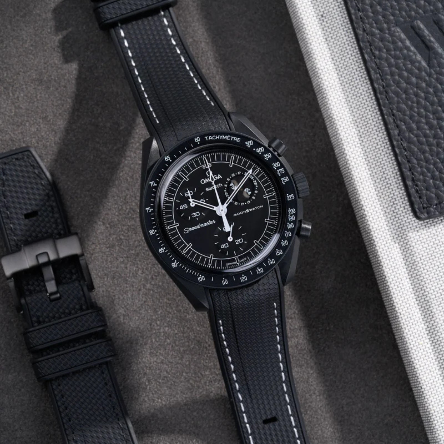 Pulseira de Borracha - Preta custurada em branco